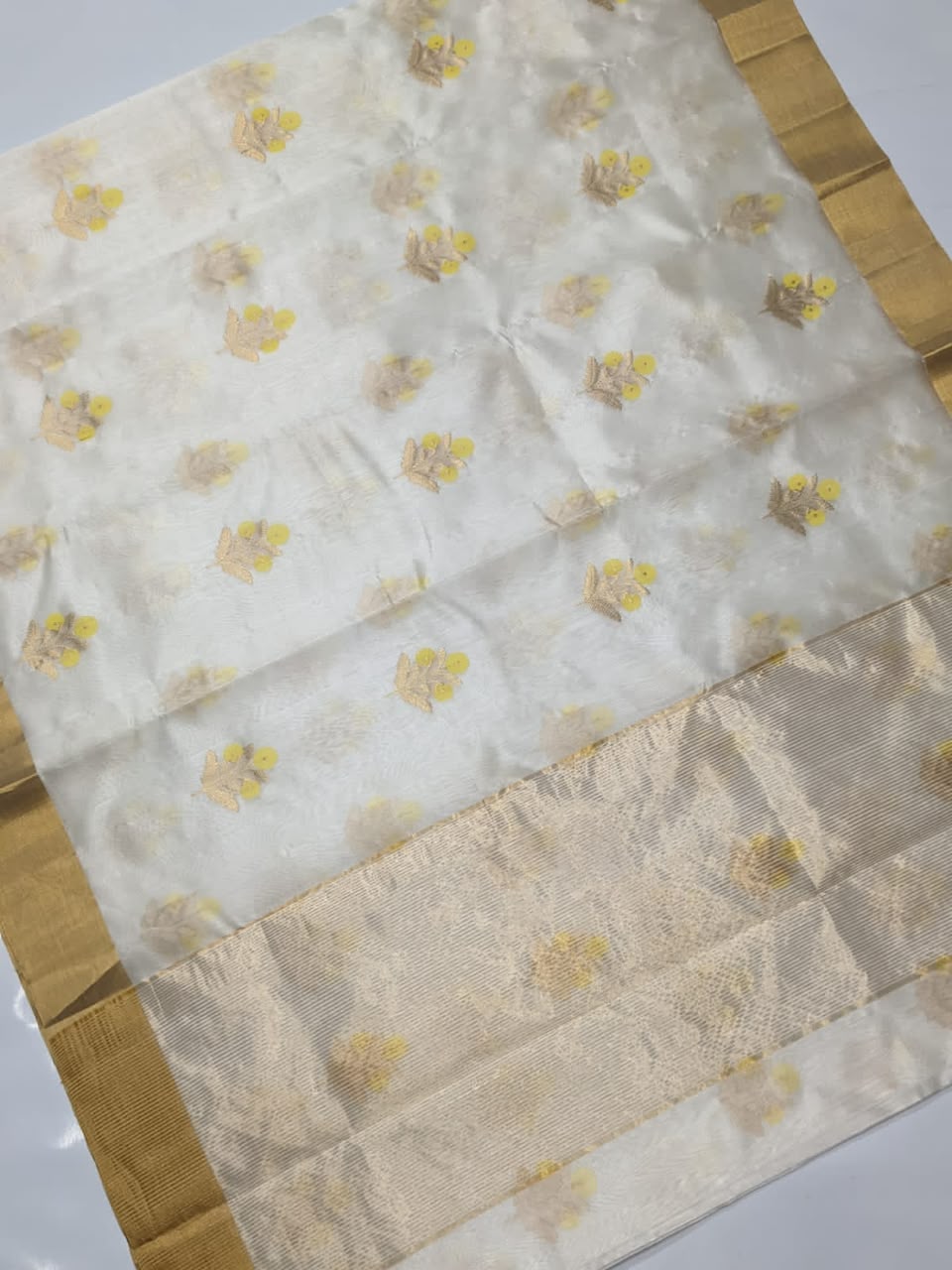 Celebrity-Inspired Chanderi Handloom Pattu Silk Saree – Meenakari Butta & Zari Pallu