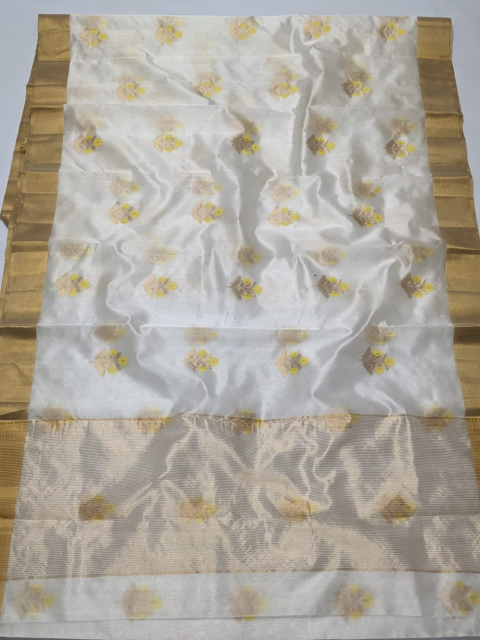 Celebrity-Inspired Chanderi Handloom Pattu Silk Saree – Meenakari Butta & Zari Pallu