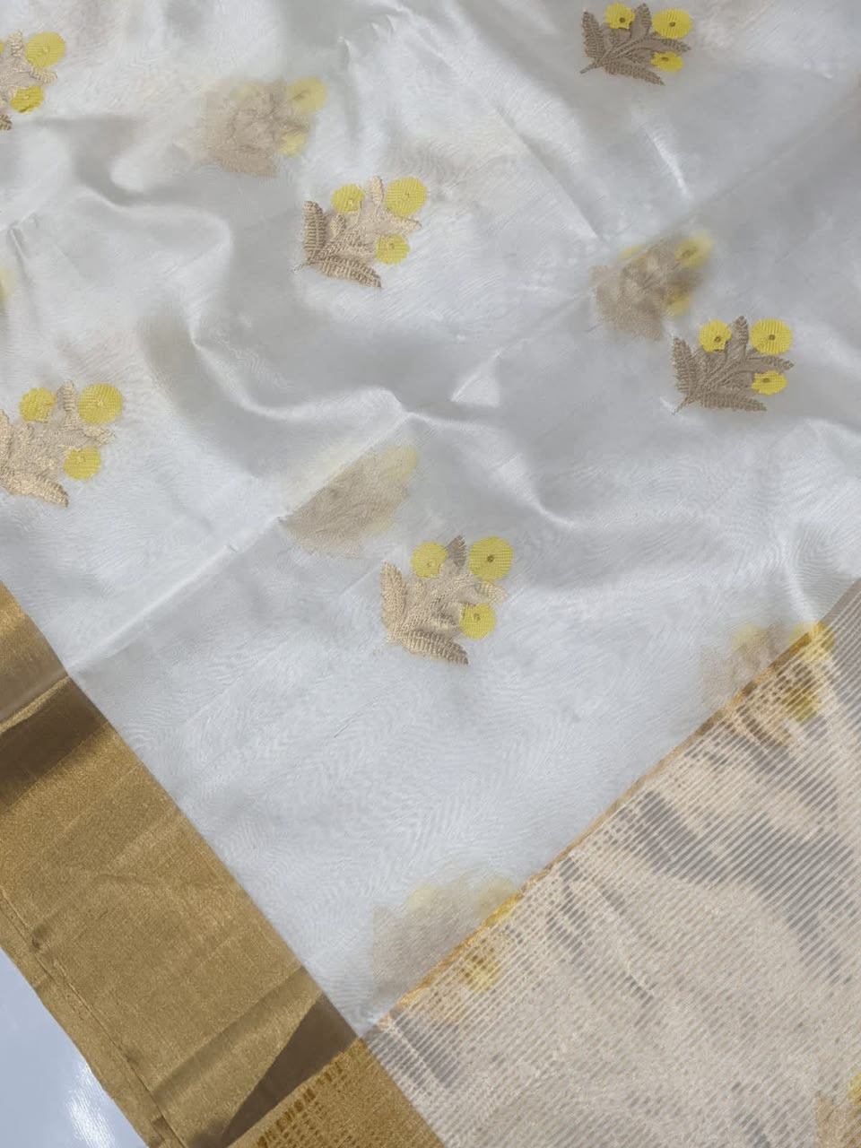Celebrity-Inspired Chanderi Handloom Pattu Silk Saree – Meenakari Butta & Zari Pallu