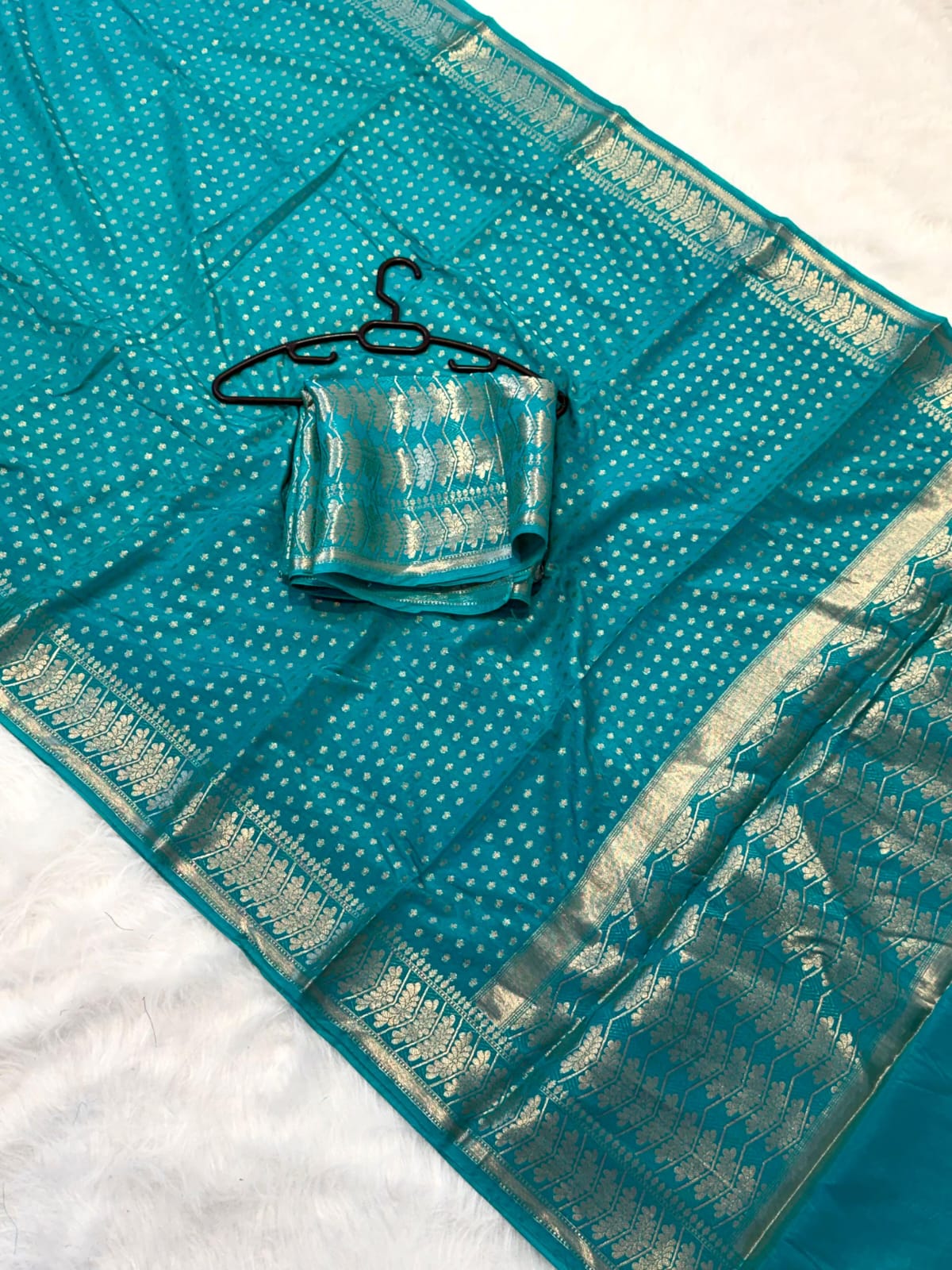 Banarasi Chiniya Katan Silk Saree – Timeless Elegance with Exquisite Booti Weaving
