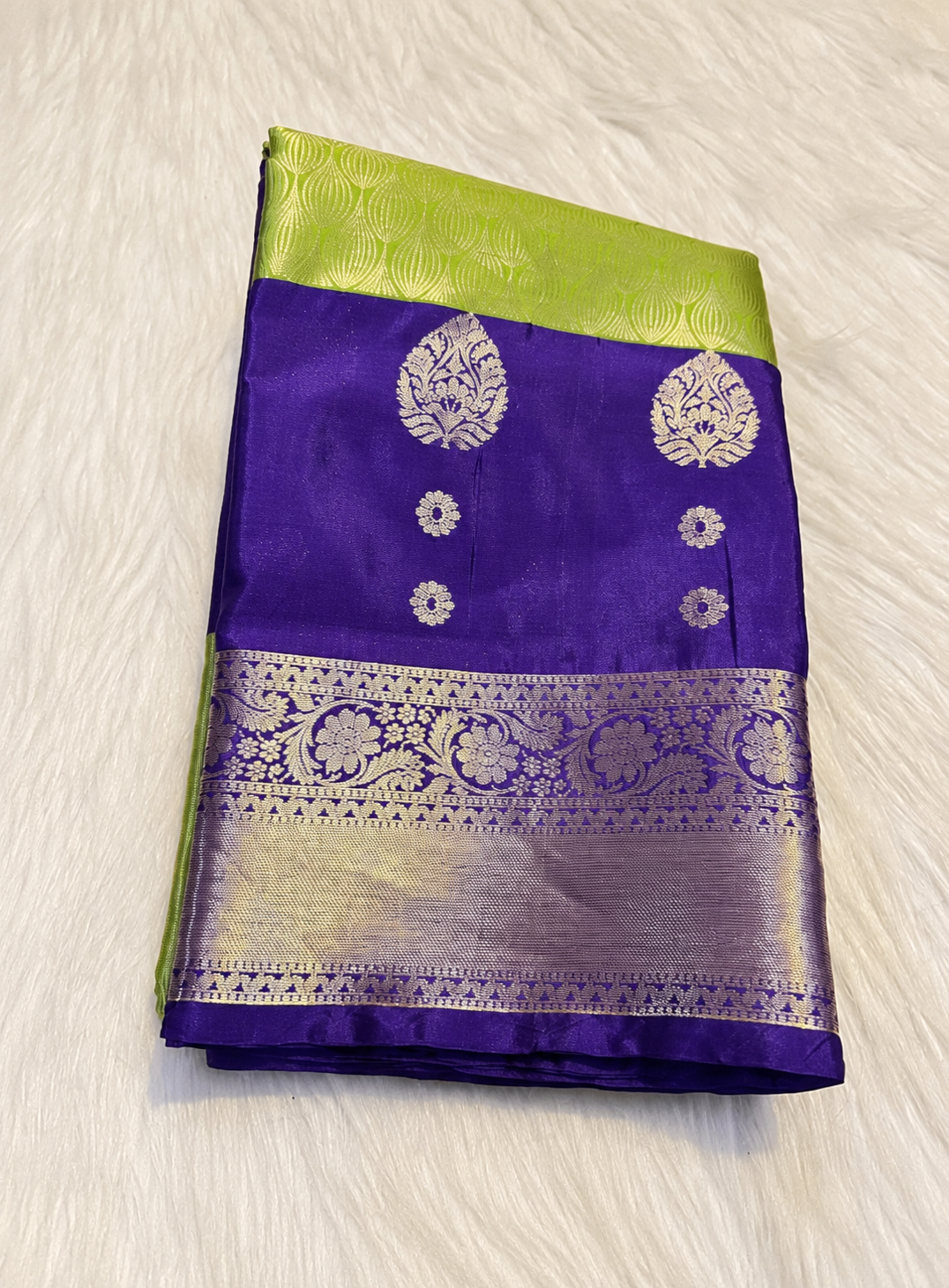 Beautiful Banarasi Soft Tissue Silk Tunchhui Woven Premium Quality Saree with Rich Zari Border, Woven Motifs, Grand Pallu and Matching Blouse Piece in Navy Blue and Green
