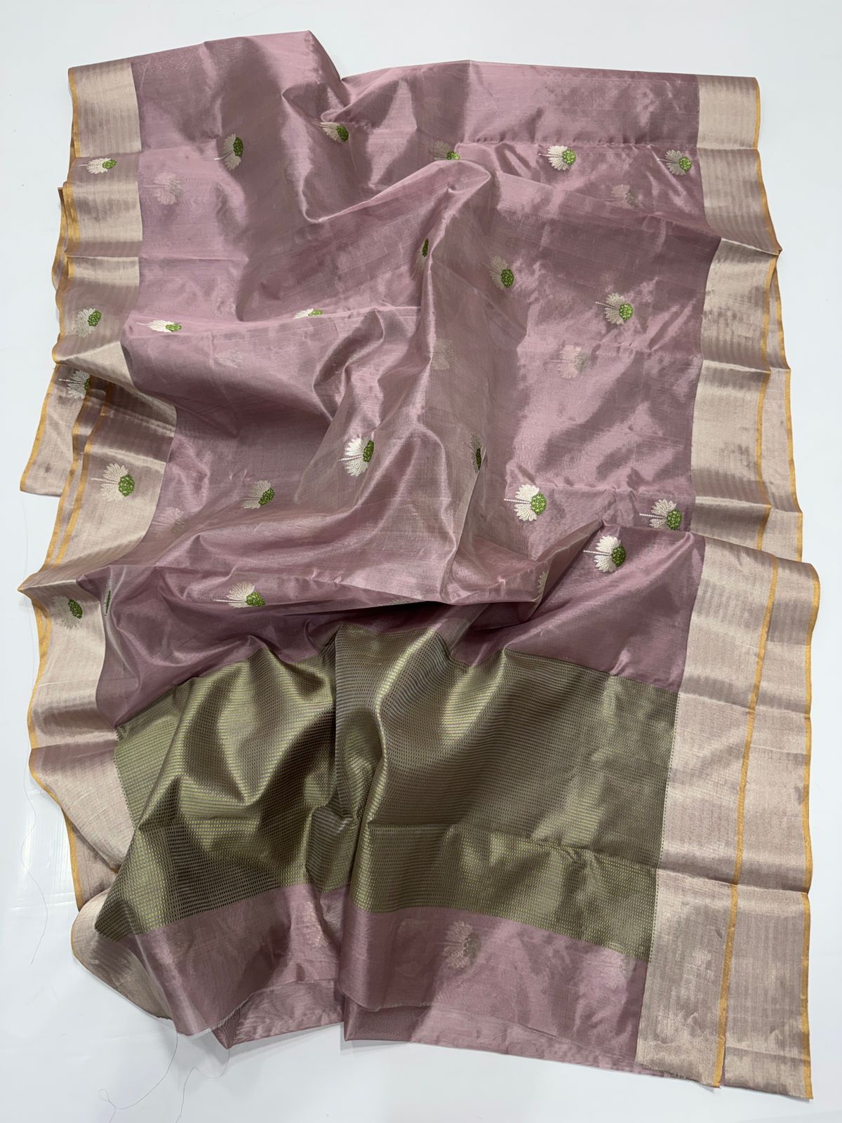 Premium Pattu Silk Saree with Refined Detailing