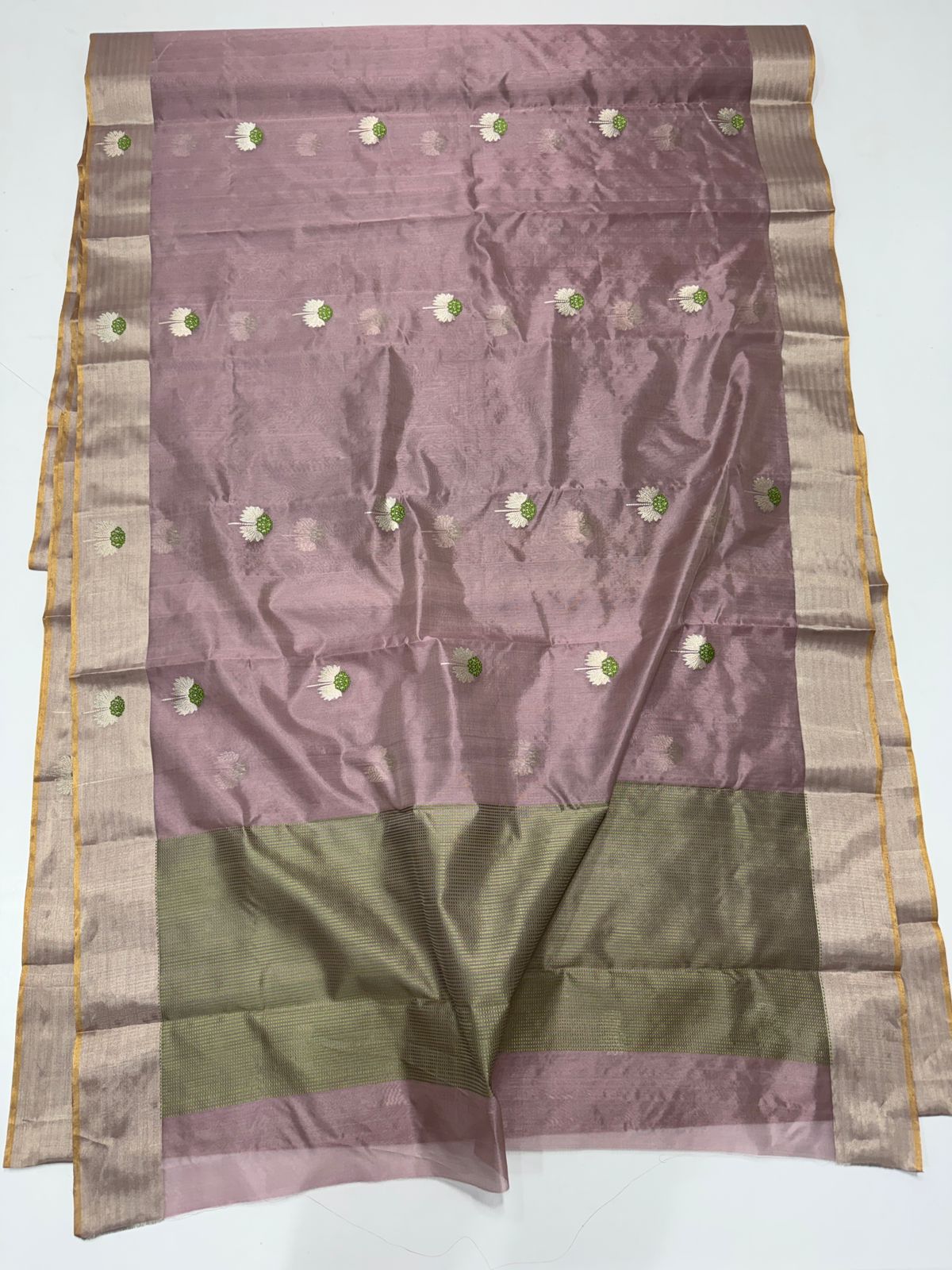Premium Pattu Silk Saree with Refined Detailing