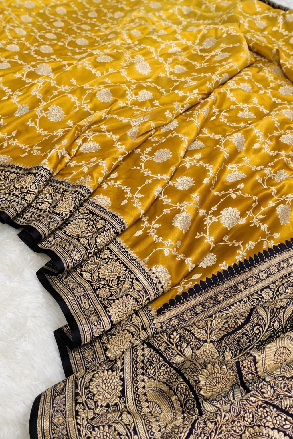 Beautiful Banarasi Handloom Mashru Silk Designer Jaal Saree
