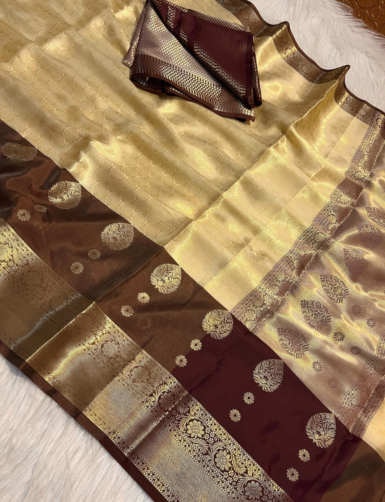 Beautiful Banarasi Soft Tissue Silk Tunchhui Woven Premium Quality Saree with Rich Zari Border, Woven Motifs, Grand Pallu and Matching Blouse Piece in Golden and Brown