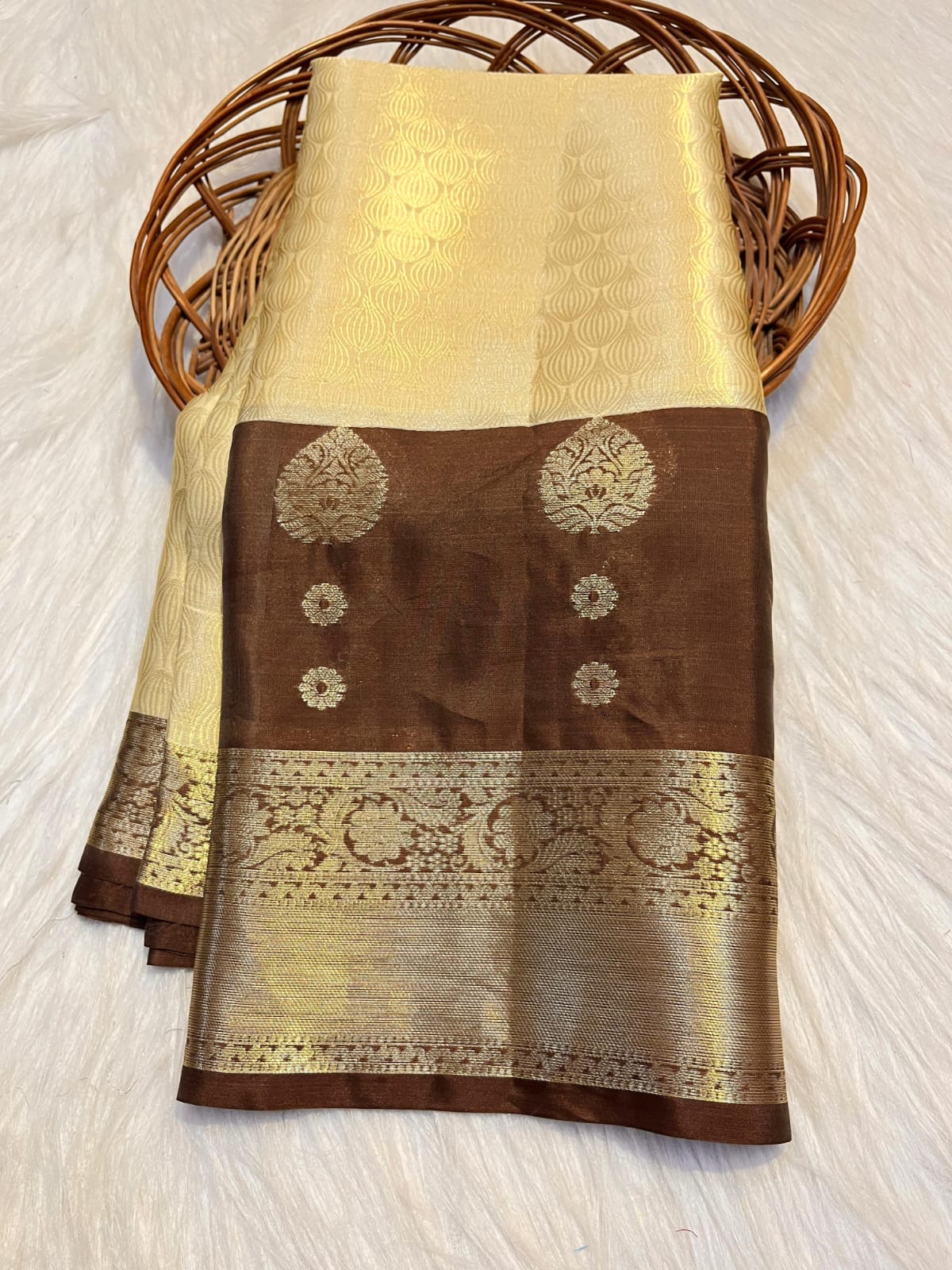 Beautiful Banarasi Soft Tissue Silk Tunchhui Woven Premium Quality Saree with Rich Zari Border, Woven Motifs, Grand Pallu and Matching Blouse Piece in Golden and Brown