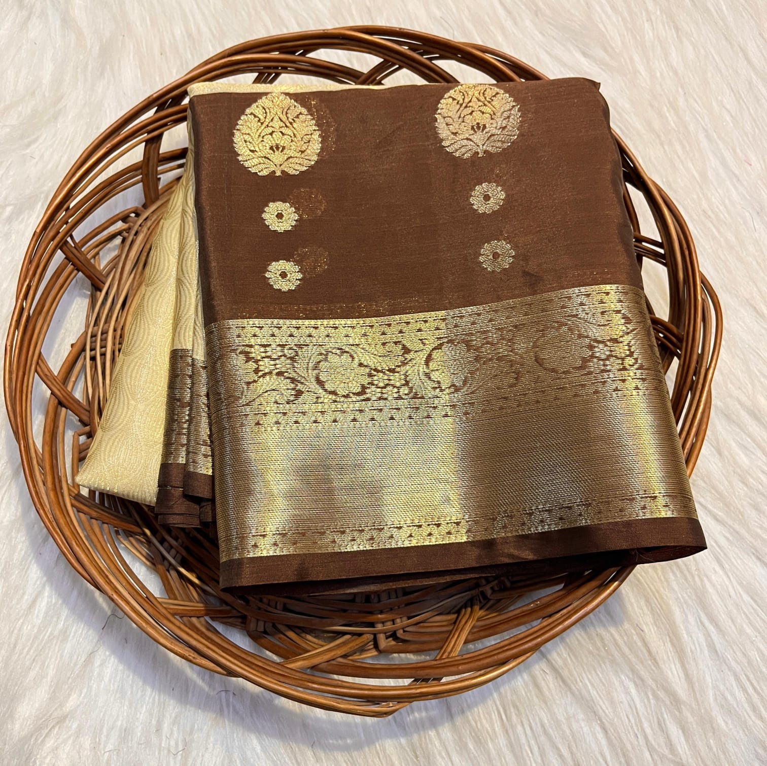 Beautiful Banarasi Soft Tissue Silk Tunchhui Woven Premium Quality Saree with Rich Zari Border, Woven Motifs, Grand Pallu and Matching Blouse Piece in Golden and Brown