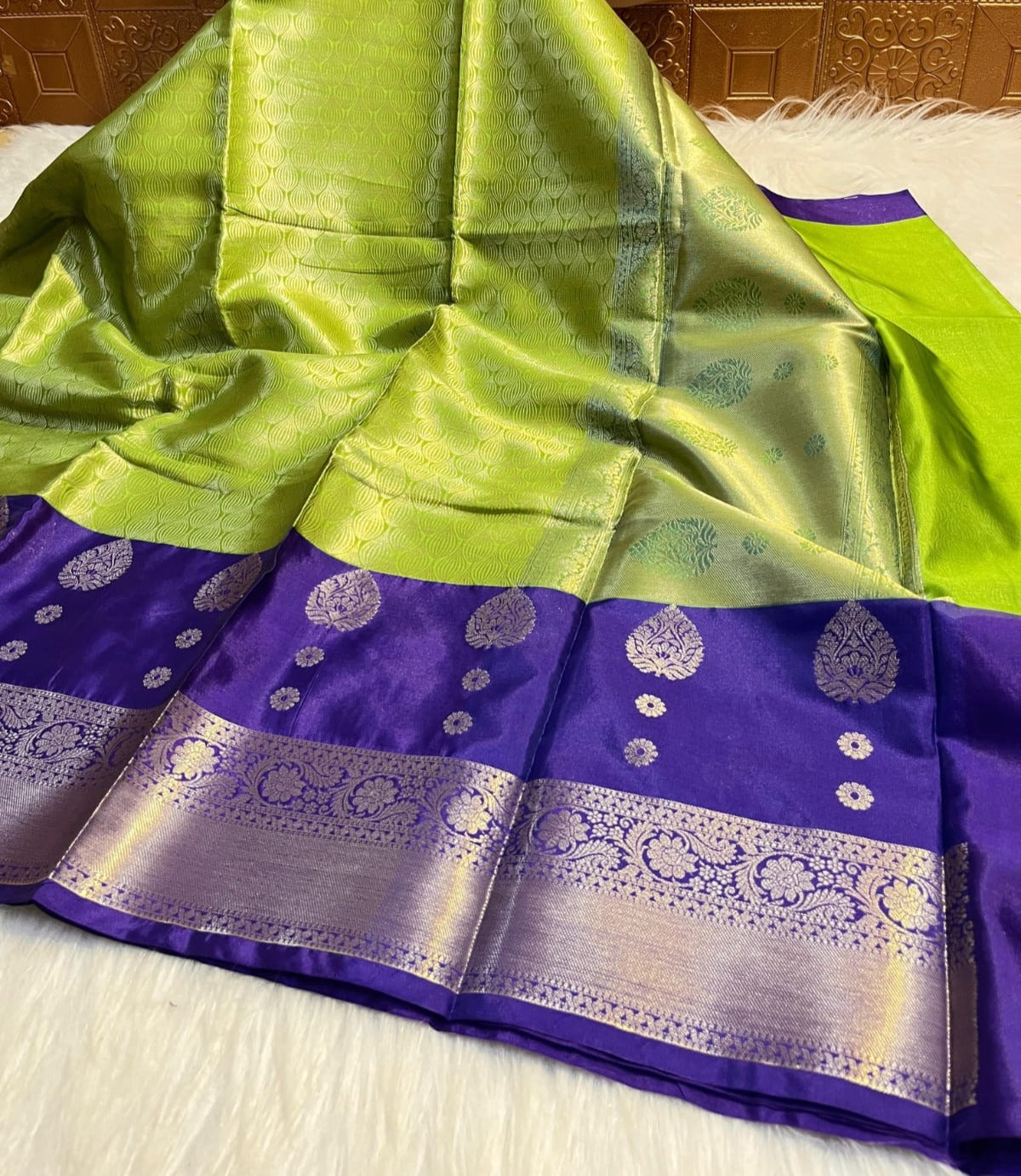 Beautiful Banarasi Soft Tissue Silk Tunchhui Woven Premium Quality Saree with Rich Zari Border, Woven Motifs, Grand Pallu and Matching Blouse Piece in Navi Blue and Green