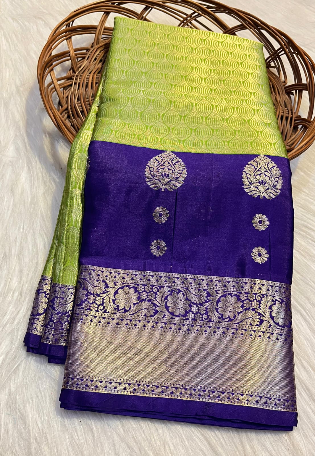 Beautiful Banarasi Soft Tissue Silk Tunchhui Woven Premium Quality Saree with Rich Zari Border, Woven Motifs, Grand Pallu and Matching Blouse Piece in Navy Blue and Green