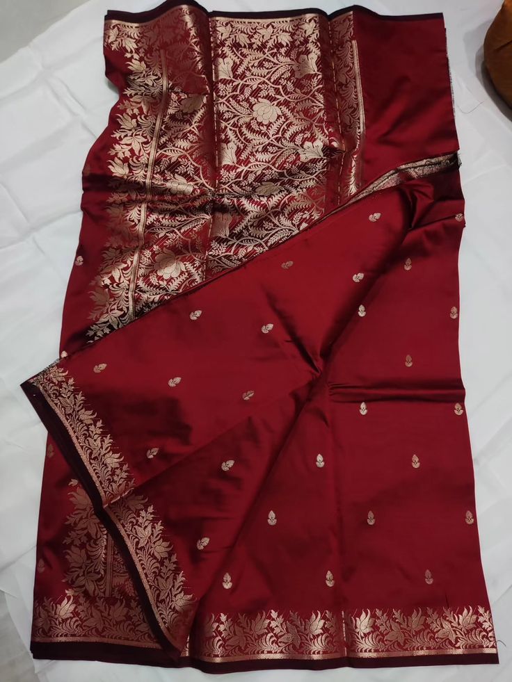 Beautiful Banarasi Semi Mashru Silk Woven Premium Quality Saree with Golden Zari Butti, Floral Zari Border, Rich Woven Pallu and Running Blouse Piece in Mahroon