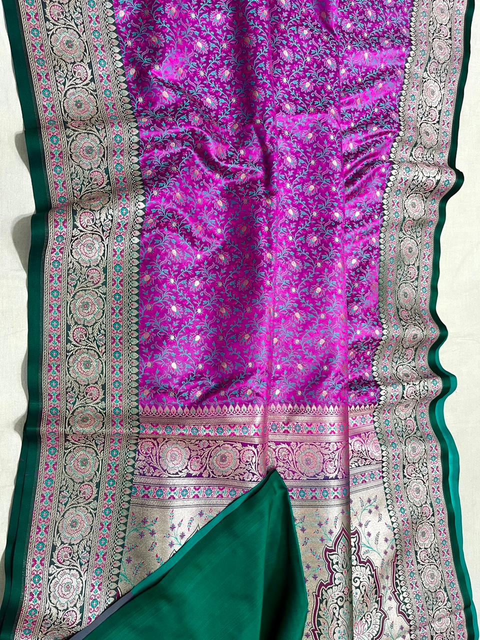 Beautiful Banarasi Handloom Mashru Silk Tunchhui Jamawar Woven Premium Quality Saree with Intricate Paisley Weaving, Rich Banarasi Border, Grand Designer Pallu and Running Blouse Piece in Green and Magenta