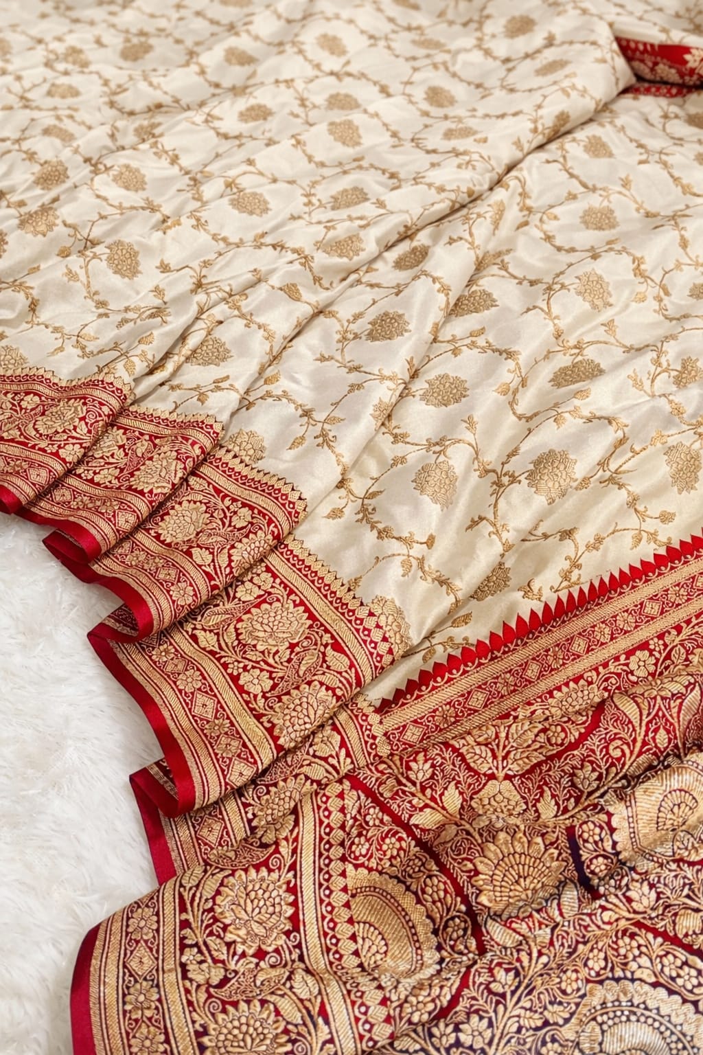 Luxury Banarasi Handloom Mashru Silk Saree with Elegant Jaal Weaving