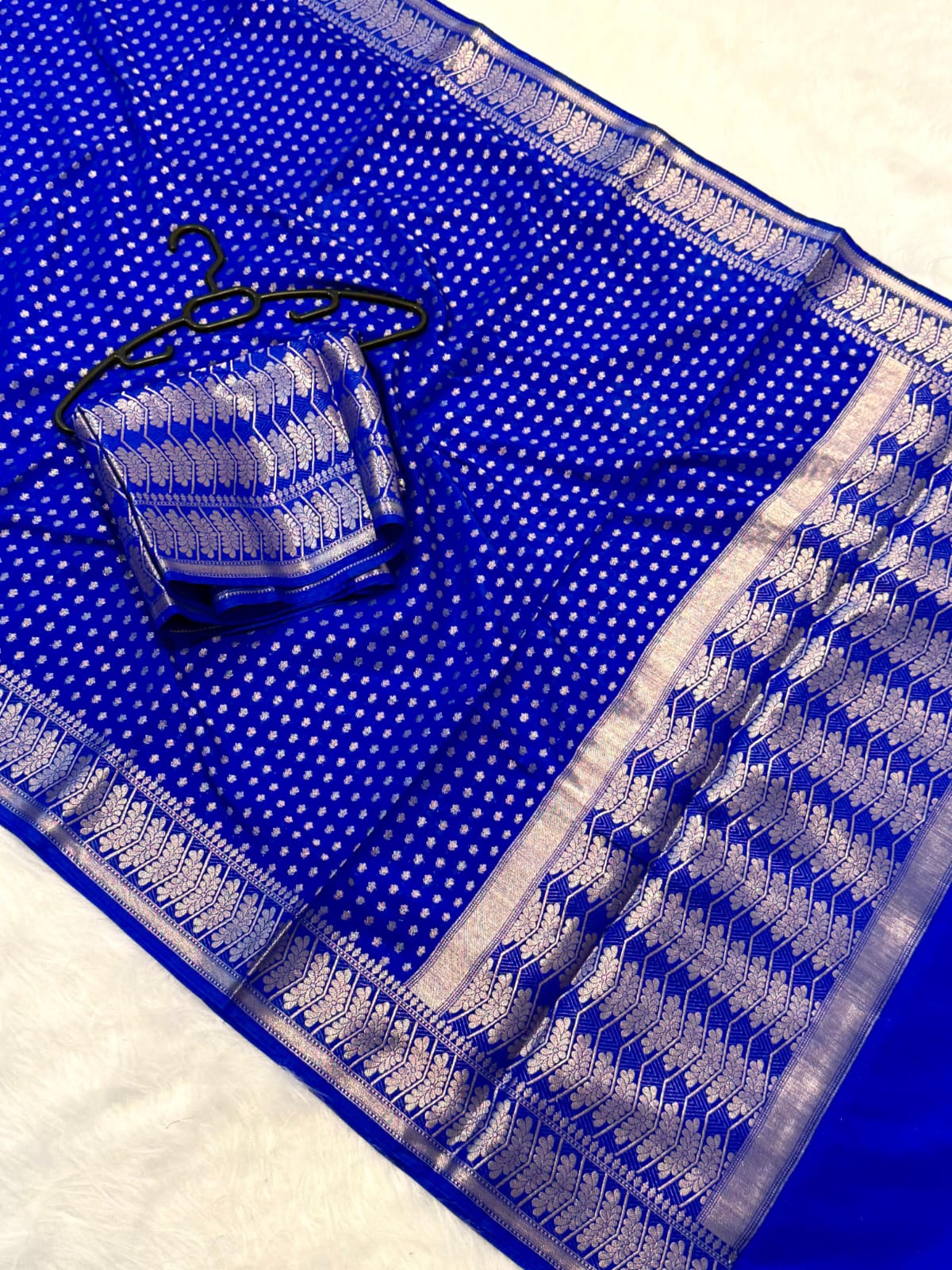 Banarasi Chiniya Katan Silk Saree – Timeless Elegance with Exquisite Booti Weaving