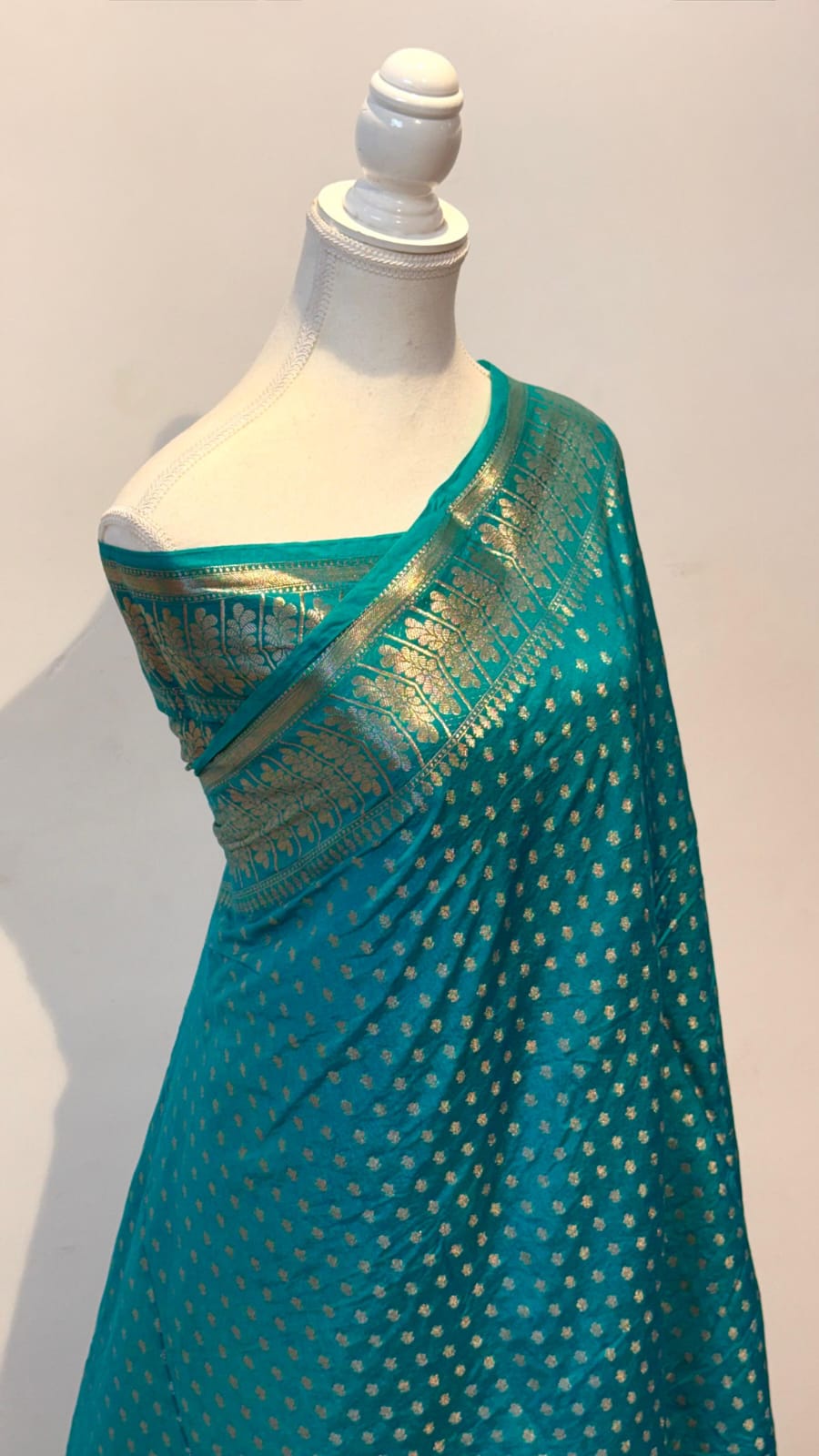 Banarasi Chiniya Katan Silk Saree – Timeless Elegance with Exquisite Booti Weaving