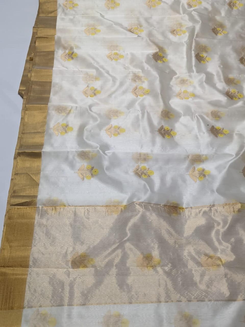 Celebrity-Inspired Chanderi Handloom Pattu Silk Saree – Meenakari Butta & Zari Pallu