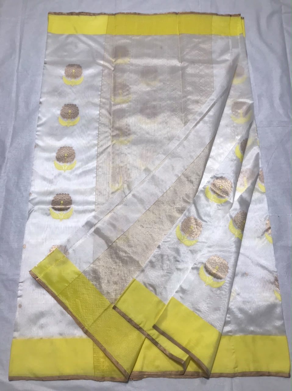 Celebrity-Inspired Royal Chanderi Handloom Pattu Silk Saree with Exquisite Meenakari Buttas & Zari Pallu