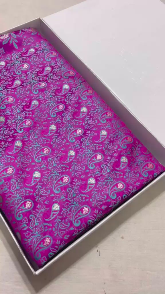Beautiful Banarasi Handloom Mashru Silk Tunchhui Jamawar Woven Premium Quality Saree with Intricate Paisley Weaving, Rich Banarasi Border, Grand Designer Pallu and Running Blouse Piece in Purple and Green