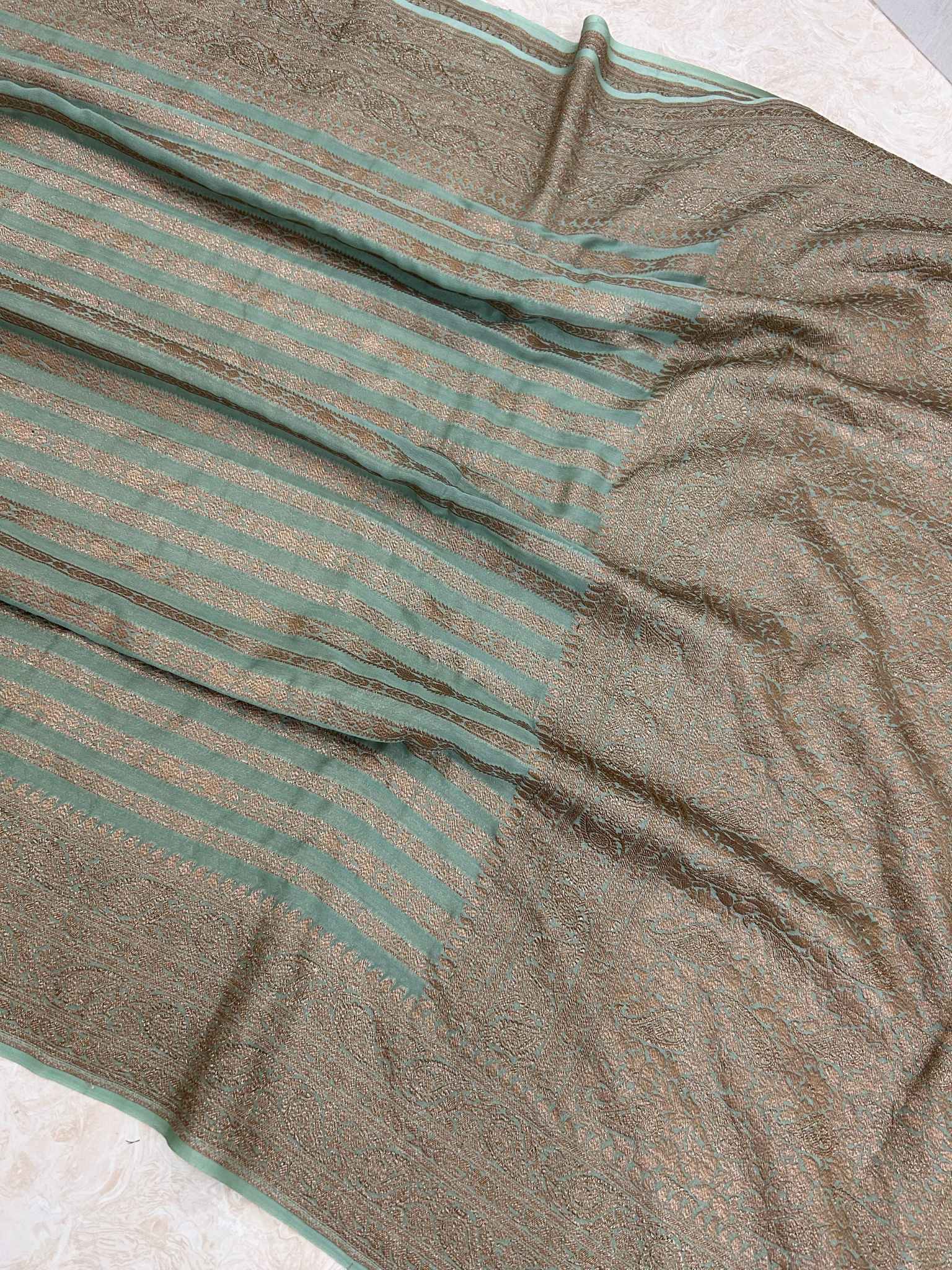 Pure Handloom Banarasi Kaddi Georgette Saree with Elegant Zari Weaving
